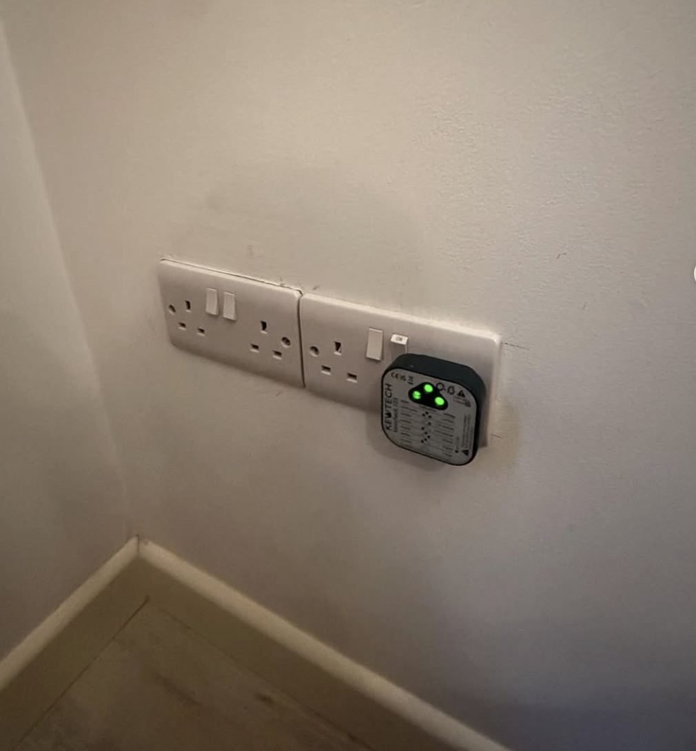 Socket tester showing three green lights